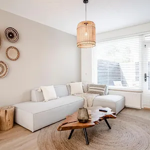 https://marleys-beachhouse-luxury-apartment-with-garden.zandvoort-hotels.com